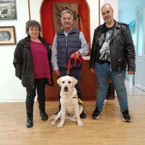 Miguel Ángel Revilla Instagram - Este matrimonio está adiestrando al perro guía, Ramsés, que ayudará a alguna persona invidente cuando esté preparado.