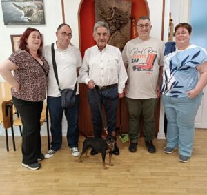 Miguel Ángel Revilla Instagram - Me encanta que vengáis a verme con vuestras mascotas. Hoy con gente encantadora de San Sebastián.