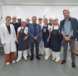 Miguel Ángel Revilla Instagram - En #Santoña, visitando con @pinafelipe_ la conservera de anchoas @fredolaestrelladelnorte . Productos de una extraordinaria calidad.