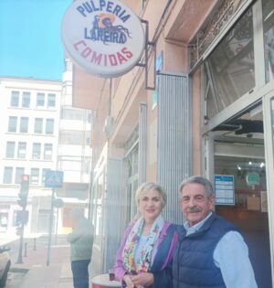 Miguel Ángel Revilla Instagram - Ya estamos en #Lugo. Nos han recomendo este sitio, #PulperiaLareira, para comer pulpo. A las 19:30 daré una conferencia 'El desapego de la política' en El Círculo de las Artes.