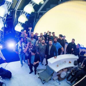 Miguel Araújo Instagram - Sabádo, 22 de Junho de 2024 ficar-me-á para sempre como uma das melhores noites da minha vida. Saravá, Quatro e Meia! A bênção, Tiago, Ricardo, Mário, Pedro, Rui e João! Sou e serei sempre o vosso maior fã. Obrigado por este privilégio! 

Saravá, Primeira Linha. Equipa de luxo que se atirou para fora de pé e montou esta colosso hercúleo enquanto nós ficavamos a tocar viola.

Obrigado, batalhão de excelência de profissionais que erguerem esta astronómica empresa, nunca se furtando a percorrer aquela milhazinha extra que fez a diferença!

Obrigado, João Martins, diligente timoneiro desta barcaça musical.

Obrigado, Ana Sequeira e Marco Dias por este palco que estava uma beleza. 

Obrigado, Câmara Municiapal de Cascais, pela hospitalidade e generosidade com que acolheram este evento. 

Obrigado, Rádio Comercial, boa e velha parceira desde o primeiro segundo. 

Obrigado, RTP, pela cobertura do evento. 

Obrigado, acima de tudo, a todos e cada um de vocês que escolheram comparecer. Tantos vieram de muito longe. Obrigado!

Estas fotografias são do Paulo Bico e a última confirma: tinhamos um bar de finos no palco:)

Esta noite ficará enquanto o dom da memória me valer.