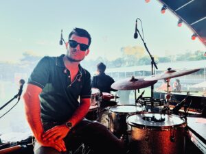Miguel Araújo Instagram - Tonight!! 22h @miguel_araujo_insta & @osquatroemeia at @cascais_oficial 

📸 @pedro_santos 

#concert #music #drums #drummer #miguelaraujo #osquatroemeia #mariocostadrums #stage #openairfestival @meinlcymbals @meinliberica @remopercussion @roadcrewportugal