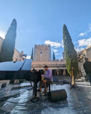 Miguel Araújo Instagram - Castelo de Alvito. Hoje é aqui. Concerto a solo (piano, guitarra e voz) neste cenário imponente.

A entrada é livre mas o espaço é limitado.
Até já!