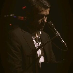 Miguel Araújo Instagram - Um pouquinho de Roque (Santeiro).
Voz e piano ao vivo no @teatro_sa_da_bandeira, no Porto, Março de 2024. Vídeo integral no Youtube. 

Dominguinhos e Nando Cordel.

#cascadenoz 
@primeiralinhapt