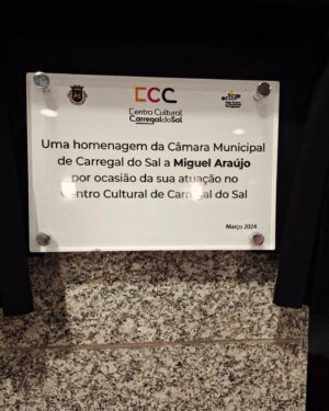 Miguel Araújo Instagram - Quanta honra, Carregal do Sal! Muito muito obrigado a todos. Foi sem dúvida uma noite inesquecível. Obrigado, Tó Leal, que alegria ter-te conhecido! Muito obrigado à Câmara Municipal pela tremenda honra desta placa. Muito obrigado ao público por ter esgotado a bilheteira com tantos meses de antecedência, 3 horas depois dos bilhetes terem sido postos à venda. Incrível. Obrigado!!!

Agora já estamos a caminho de Portalegre. Até já! Oupa!!!

#cascadenoz
