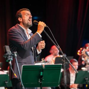 Miguel Araújo Instagram - Crooner na Universidade de Aveiro com o Ensemble do @joao_martins_music a desfiar reportório meu menos visitada e em modo Última Casca de Noz em Castelo Branco. Dias bons, obrigado a todos que encheram estas noites. Saravá!!!