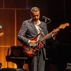 Miguel Araújo Instagram - Crooner na Universidade de Aveiro com o Ensemble do @joao_martins_music a desfiar reportório meu menos visitada e em modo Última Casca de Noz em Castelo Branco. Dias bons, obrigado a todos que encheram estas noites. Saravá!!!