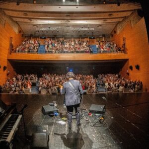 Miguel Araújo Instagram - Crooner na Universidade de Aveiro com o Ensemble do @joao_martins_music a desfiar reportório meu menos visitada e em modo Última Casca de Noz em Castelo Branco. Dias bons, obrigado a todos que encheram estas noites. Saravá!!!