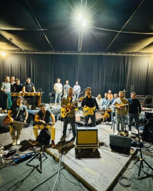 Miguel Araújo Instagram - Estamos sensivelmente a um ciclo lunar do ansiado concerto no Hipódromo de Cascais que estamos a preparar com todo o entusiasmo.
Temos uma boa e uma má notícia para vos dar.
A má notícia é que restam pouquíssimos bilhetes em pé, por isso, se estão a tentar juntar o grupo todo de amigos para irem numa camioneta, arriscam-se a que já não dê. Assim sendo, esqueçam o primo da amiga que anda há semanas para confirmar a presença no evento e tratem de vocês, que amigo não empata amigo. 
A notícia boa é dirigida sobretudo ao nosso público mais lambão e/ou com indicação médica para não participar em moches ou aulas de zumba. Após muito esforço, conseguimos viabilizar a existência de mais uma zona de lugares sentados (zona vip) que já está disponível para compra e que tem tantos lugares disponíveis como a Praia da Falésia em Agosto. 
Deixamos também a informação dramática quanto aos horários dos concertos dessa mesma tarde e garantimos que vale a pena chegar bem cedo, sentir o sol com os amigos e matar a saudade.
Vamos ter Joana Almeirante e Nena e logo a seguir Buba Espinho e Luís Trigacheiro.
As portas abrem às 16h e, a partir daí, será forrobodó e regabofe contínuo “toda a noite, toda a noite” (Toy).

Link para os bilhetes nas stories!
