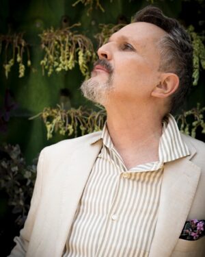 Miguel Bosé Instagram - GRACIAS DE CORAZÓN A TOD@S LOS AMIG@S QUE MANDARON, MANDAN Y SIGUEN MANDANDO PALABRAS Y MENSAJES DE FELIZ AÑO NUEVO. ABRAZOS, BENDICIONES Y MIL AMORES. 
SENTADO AL BORDE DEL PACÍFICO, AGRADECIDO POR LA VIDA QUE CADA DÍA ME TOCA VIVIR. 
FELIZ. SERENO.