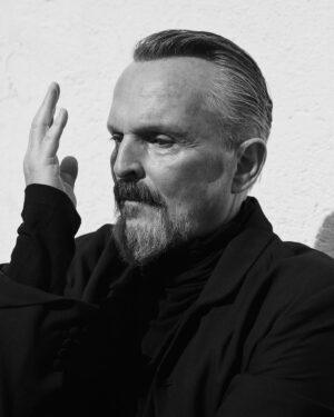 Miguel Bosé Instagram - TODO LO QUE SIENTO, TODO LO QUE DIGO PASA POR EL FILTRO DE TU MANO. 
TODO LO QUE VEO, TODO AL REDEDOR LLEVA TU NOMBRE ESCONDIDO.