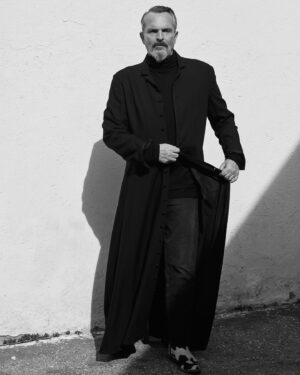 Miguel Bosé Instagram - TODO LO QUE SIENTO, TODO LO QUE DIGO PASA POR EL FILTRO DE TU MANO. 
TODO LO QUE VEO, TODO AL REDEDOR LLEVA TU NOMBRE ESCONDIDO.