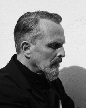 Miguel Bosé Instagram - TODO LO QUE SIENTO, TODO LO QUE DIGO PASA POR EL FILTRO DE TU MANO. 
TODO LO QUE VEO, TODO AL REDEDOR LLEVA TU NOMBRE ESCONDIDO.