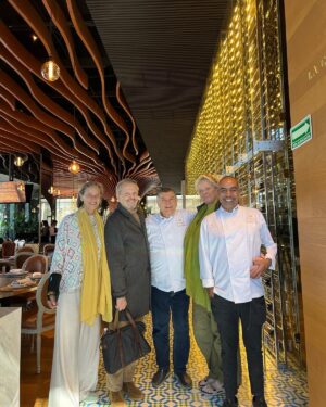 Miguel Bosé Instagram - SALIENDO DE EL RESTAURANTE “AL ANDALUS”, DONDE JUNTO A MIS HERMANAS Y MIS AMIGOS MOHAMED MAZEH Y ALFONSO CORONADO, HEMOS FESTEJADO LA ENTRADA DEL NUEVO AÑO CON DELICIOSA COMIDA LIBANESA. AHORA SIESTA!!