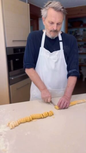 Miguel Bosé Instagram - Preparación de #raviolis y #tagliatelle en familia ❤️ para celebrar el año nuevo. ¡Feliz y glorioso 2024!