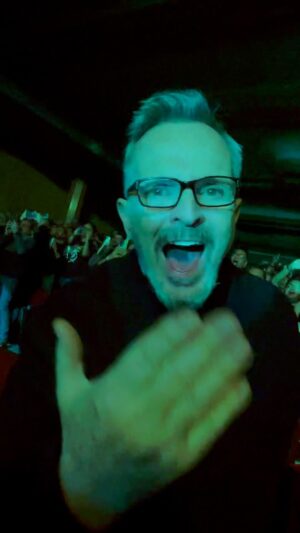 Miguel Bosé Instagram - ”¿Y A QUIÉN LE IMPORTA?” 

@fangoriaoficial ayer en el METROPOLITAN ¡Gracias @alaskaoficial por la gran noche que pasé!