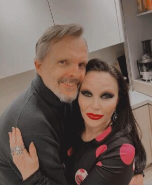 Miguel Bosé Instagram - QUÉ TARDE DE COTORREOS TAN GENIAL PASAMOS!!!! EL VIERNES OS VEO EN CONCIERTO EN EL METROPOLITAN AQUÍ EN CDMX!!!! TE ADORO MI NIÑA OLVI. 
BESOS.