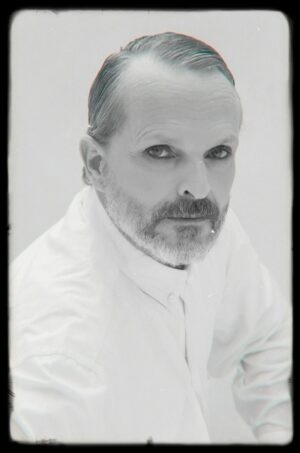 Miguel Bosé Instagram - A TODOS FELIZ SAN VALENTÍN, AMOR Y AMISTAD. Y SOBRE TODO PAZ. 🤍 

#diadelamorylaamistad #happyvalentinesday #amor #miguelbose
