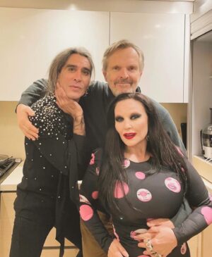 Miguel Bosé Instagram - QUÉ TARDE DE COTORREOS TAN GENIAL PASAMOS!!!! EL VIERNES OS VEO EN CONCIERTO EN EL METROPOLITAN AQUÍ EN CDMX!!!! TE ADORO MI NIÑA OLVI. 
BESOS.