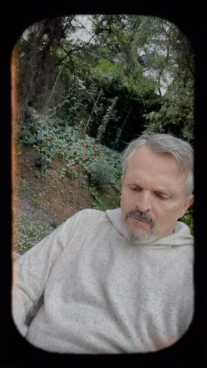Miguel Bosé Instagram - AHORA QUE TE BUSCO Y TÚ NO ESTÁS … RECUERDO. 

#amiga