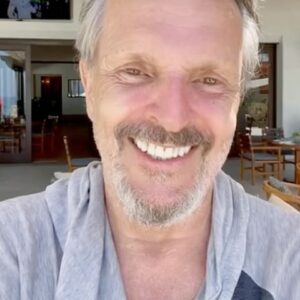 Miguel Bosé Instagram - REAL MADRID, EL MEJOR EQUIPO DE LA HISTORIA DE LEJOS, SE PONGAN COMO SE PONGAN LOS DEMÁS!!!! 👏👏👏 @realmadrid

 #CHAMP15NS #championsleague