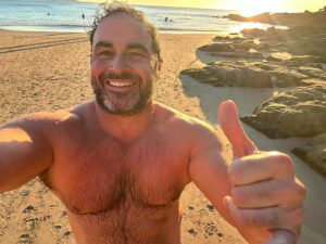 Miguel Maestre Instagram - Ice ice baby 
Looooooving the lake of manly to swim so flat and beautiful 
Find something that is good for you that gets you fired up and do it first thing in the morning and then just conquer the day 
@boldandbeautifulswimsquadmanly huge Friday crowd … lots of wetsuits 🤭🦈 #spanishmackerel
