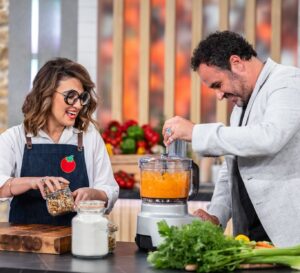 Miguel Maestre Instagram - Get ready for @readysteadycookau with wonderful @annapolyviou and @aliceinframes !!!!
And two very special home cooks the insta superstars @schoollunchbox @emmylou_loves 

Who wil win 🍅🫑????

Huge show today 🔥🔥🔥🔥