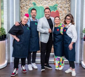 Miguel Maestre Instagram - Get ready for @readysteadycookau with wonderful @annapolyviou and @aliceinframes !!!!
And two very special home cooks the insta superstars @schoollunchbox @emmylou_loves 

Who wil win 🍅🫑????

Huge show today 🔥🔥🔥🔥