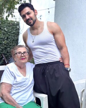 Miguel Martínez Instagram - Dump del mes: 
1. Cenita con mi Merry ❤️
2. Estreno de Mentiras con el Sr Imanol 🎭
3. Grabación en locación con el Sr. Sensual 🔥
4. Corte a comer con mis Marias 🫶🏼
5. Disfrutando el Emblema con mi Nash 🪩
6. Recibiendo el Micrófono de Oro a lado de María 🎙️
7. Foto en un fondo del Emblema 😎
8. Mi combo de guaruras 🦍
9. Con la Reyna de mi corazón mi abuela 👵🏼💕
10. Festejando 🥂 (Spoiler alert 🚨: Se vienen cositas 🤩)