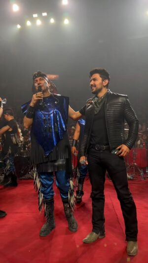 Miguel Martínez Instagram - “No Se Lo Digas A Ella” esta vez no la cantamos solos si no con nuestro invitado de anoche en el Palenque de Texcoco @miguelmartinezoficial 🎶🪶 

Y somos tus #cuisillos oiga 🔥