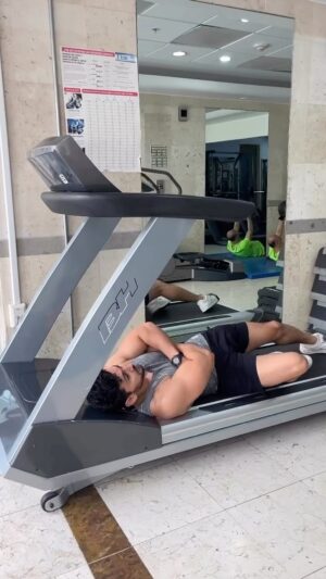 Miguel Martínez Instagram - ⏳⌚️😟 Yo esperando a que me pase algo así en el gym ⌚️⏳