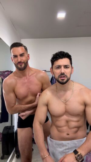 Miguel Martínez Instagram - Calentando la voz antes de subirnos al escenario 🎤