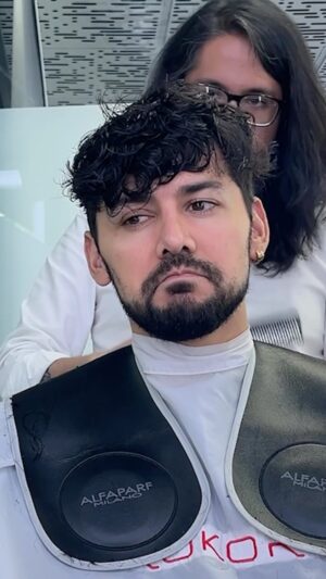 Miguel Martínez Instagram - 💇🏻✂️Yo sufriendo y @oficialmariachacon intentando darme ánimos 🥹