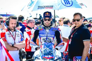 Miguel Oliveira Instagram - Excelente dia, bom resultado na qualificação e um pódio no sprint. Dei tudo na pista, consegui um bom ritmo e não cometi erros. Estou feliz e com muita pica para amanhã! 💪🏼🇵🇹
.
An excellent day, a good result in qualifying and a podium in the sprint. I gave everything on the track, I got a good pace and didn't make any mistakes. I'm happy and really looking forward to tomorrow! 💪🏼🇵🇹

#turma88 @trackhousemotogp