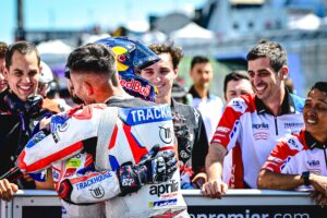 Miguel Oliveira Instagram - Excelente dia, bom resultado na qualificação e um pódio no sprint. Dei tudo na pista, consegui um bom ritmo e não cometi erros. Estou feliz e com muita pica para amanhã! 💪🏼🇵🇹
.
An excellent day, a good result in qualifying and a podium in the sprint. I gave everything on the track, I got a good pace and didn't make any mistakes. I'm happy and really looking forward to tomorrow! 💪🏼🇵🇹

#turma88 @trackhousemotogp