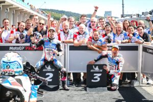 Miguel Oliveira Instagram - Excelente dia, bom resultado na qualificação e um pódio no sprint. Dei tudo na pista, consegui um bom ritmo e não cometi erros. Estou feliz e com muita pica para amanhã! 💪🏼🇵🇹
.
An excellent day, a good result in qualifying and a podium in the sprint. I gave everything on the track, I got a good pace and didn't make any mistakes. I'm happy and really looking forward to tomorrow! 💪🏼🇵🇹

#turma88 @trackhousemotogp