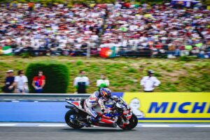 Miguel Oliveira Instagram - Boa corrida hoje, deu um belo oitavo no final. Ainda temos caminho a percorrer mas estamos na direção certa 👌🏼💪🏼🇵🇹 Obrigado a TODOS os Portugueses mas em especial aos que aqui tiveram em Jerez. Grande abraço #turma88 
.
.
.
Good race today, it was a nice eighth in the end. We still have a way to go but we are in the right direction 👌🏼💪🏼🇵🇹 Thank you to ALL the Portuguese fans but especially to those who were here in Jerez. Cheers #turma88
@trackhousemotogp