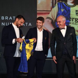 Miguel Veloso Instagram - Ieri una bellissima serata con la famiglia gialloblù per celebrare i 120 anni del club e 1 anno di #HVFoundation! 
🟡🔵 
#Hellas120 #HVFoundation @hellasveronafc