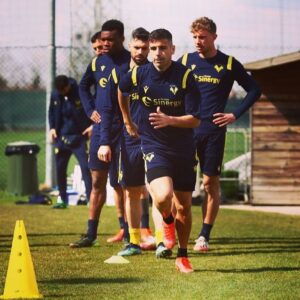 Miguel Veloso Instagram - Intensità e ritmo a #Peschiera! 💪🏼🏃🏻‍♂️#training #ForzaHellas @hellasveronafc