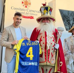 Miguel Veloso Instagram - Un grande onore ricevere questo riconoscimento per le mie 600 partite in carriera in un giorno così importante per la città di Verona. Grazie di cuore a tutti! 🙏🏼💛💙 #600 #CarnevaleDiVerona #ForzaHellas @hellasveronafc