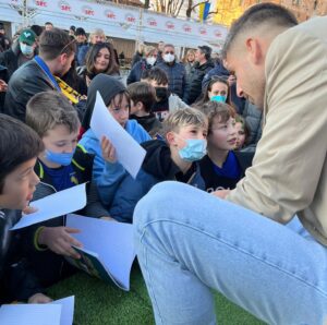Miguel Veloso Instagram - Un grande onore ricevere questo riconoscimento per le mie 600 partite in carriera in un giorno così importante per la città di Verona. Grazie di cuore a tutti! 🙏🏼💛💙 #600 #CarnevaleDiVerona #ForzaHellas @hellasveronafc