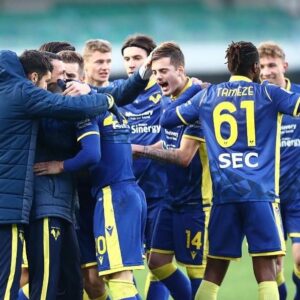 Miguel Veloso Instagram - Chiudiamo il girone di andata con una super prestazione di squadra e una vittoria meritata contro un grande avversario! Non sediamoci e continuiamo a lavorare con sacrificio e dedizione! Siamo un grande GRUPPO! 💛💙 #ForzaHellas #QuestiSiamoNoi @hellasveronafc @seriea