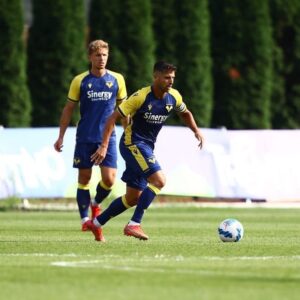 Miguel Veloso Instagram - La prima parte del ritiro è terminata. Continuiamo a lavorare con impegno, crescendo ancora di più come squadra per preparare al meglio l’inizio di stagione. 💪🏼💛💙 #ritiro2021 #ForzaHellas #QuestiSiamoNoi @hellasveronafc