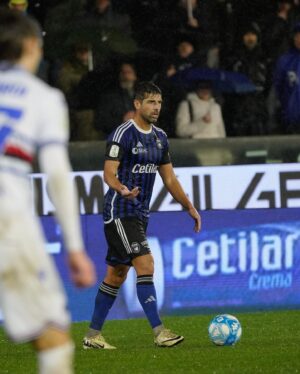 Miguel Veloso Instagram - Tre punti importantissimi per la classifica conquistati con grinta e determinazione! Avanti INSIEME! 👏🏼💙🖤@pisasportingclub @legab #ForzaPisa #TheMarathonContinues