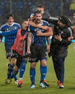 Miguel Veloso Instagram - Tre punti importantissimi per la classifica conquistati con grinta e determinazione! Avanti INSIEME! 👏🏼💙🖤@pisasportingclub @legab #ForzaPisa #TheMarathonContinues