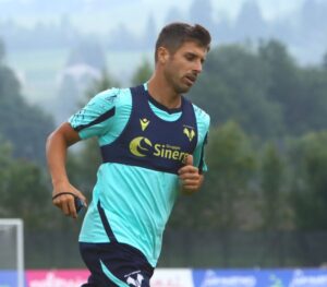 Miguel Veloso Instagram - Si continua a lavorare! 💪🏼🏃🏻‍♂️ #training #Primiero2021 @hellasveronafc