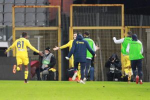 Miguel Veloso Instagram - Iniziamo il nuovo anno con una vittoria non scontata! Complimenti a @mattiazaccagni20_ per il grandissimo gol! Continuiamo così ragazzi, uniti e concentrati! 💪🏼💛💙 #ForzaHellas #QuestiSiamoNoi @hellasveronafc @seriea