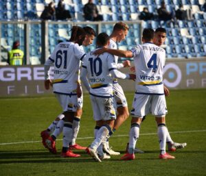 Miguel Veloso Instagram - Super prestazione di squadra e tre punti d’oro contro un avversario forte! Avanti cosi, uniti e concentrati! 💪🏼💛💙 #QuestiSiamoNoi #ForzaHellas @hellasveronafc @seriea