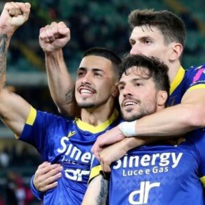 Miguel Veloso Instagram - Grandissimi ragazzi, una vittoria chiave per il nostro cammino! E che emozione aver condiviso con voi tifosi l’importante traguardo raggiunto con questi colori. 
Ora non fermiamoci! 💛💙💯 #ForzaHellas #QuestiSiamoNoi @hellasveronafc @seriea