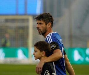 Miguel Veloso Instagram - Oggi quello che contava era solo vincere ma dobbiamo dare continuità a questa vittoria già da martedì. Adesso godiamoci tutti il
Natale in famiglia e poi avanti con convinzione! 👊🏼🖤💙 @pisasportingclub @legab
#ForzaPisa #TheMarathonContinues